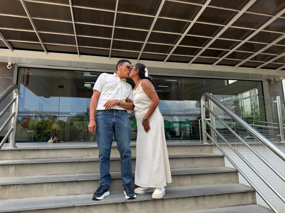 A história de união dos cearenses Lúcia Helena e José Aires se entrelaça à trajetória que construíram em Manaus. Juntos há 40 anos e vivendo há 37 na capital amazonense, o casal encontrou na Defensoria Pública do Estado do Amazonas (DPAM) o apoio necessário para realizar um sonho que carregavam por anos: o reconhecimento da união estável.
