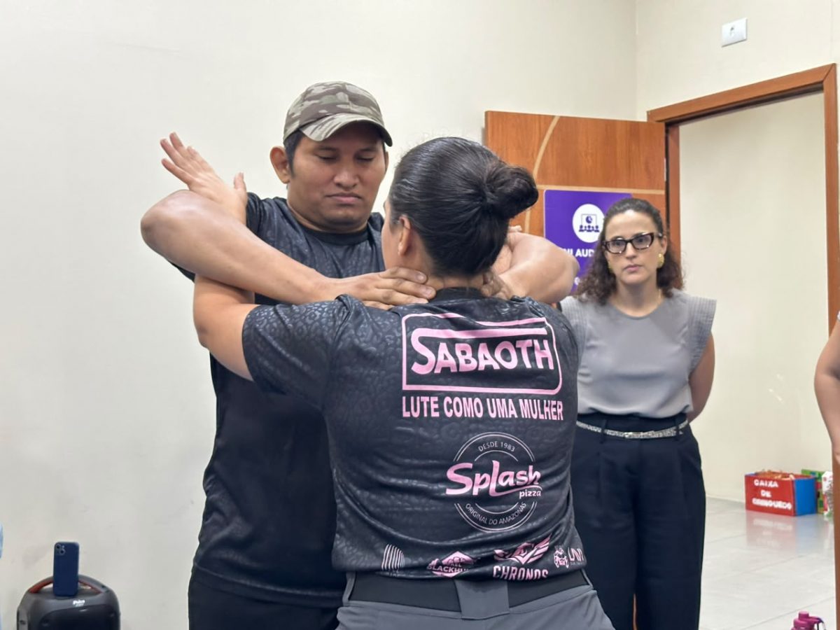 Noções básicas de defesa pessoal para reconhecer situações de risco, reagir diante de um possível ataque e buscar uma oportunidade segura de afastamento. Essa foi a proposta da primeira aula do projeto-piloto promovido pelo Núcleo de Promoção e Defesa dos Direitos da Mulher (Nudem), da Defensoria Pública do Amazonas (DPAM), nesta sexta-feira (25/9), no auditório da unidade, localizada na avenida André Araújo, nº 7, Adrianópolis.