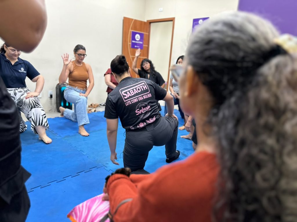 Noções básicas de defesa pessoal para reconhecer situações de risco, reagir diante de um possível ataque e buscar uma oportunidade segura de afastamento. Essa foi a proposta da primeira aula do projeto-piloto promovido pelo Núcleo de Promoção e Defesa dos Direitos da Mulher (Nudem), da Defensoria Pública do Amazonas (DPAM), nesta sexta-feira (25/9), no auditório da unidade, localizada na avenida André Araújo, nº 7, Adrianópolis.