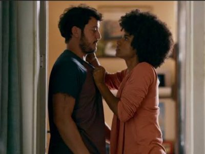 A história de Elenice e Tom, casal interpretado pelos atores Mariana Sena e Allan Souza Lima na novela “Quem Ama Cuida”, da TV Globo, foi o ponto central escolhido pela Defensoria Pública do Estado do Amazonas (DPAM) para encerrar a campanha do Agosto Lilás, mês dedicado à conscientização e ao enfrentamento à violência contra a mulher. Na trama, Elenice vive um relacionamento tóxico, marcado pela opressão e pela violência doméstica.