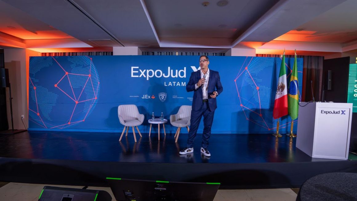 O defensor público geral e vice-presidente jurídico do Condege, Rafael Barbosa, apresentou a experiência dos Postos de Atendimento Avançado (PAVs) durante palestra sobre “Transformações Digitais e o Direito: Perspectivas para 2026 e além”