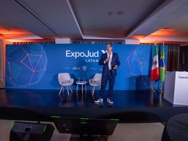 O defensor público geral e vice-presidente jurídico do Condege, Rafael Barbosa, apresentou a experiência dos Postos de Atendimento Avançado (PAVs) durante palestra sobre “Transformações Digitais e o Direito: Perspectivas para 2026 e além”