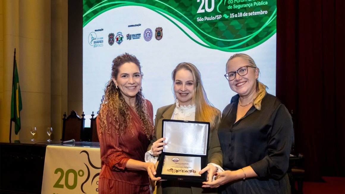 O projeto “Órfãos do Feminicídio”, desenvolvido pela Defensoria Pública do Amazonas (DPAM), por meio do Núcleo Especializado de Promoção e Defesa dos Direitos da Mulher (Nudem), recebeu, nesta terça-feira (15/9), o Selo FBSP de Práticas Inovadoras de Enfrentamento à Violência contra as Mulheres. A premiação aconteceu durante a 20ª edição do Encontro Anual do Fórum Brasileiro de Segurança Pública, em São Paulo.