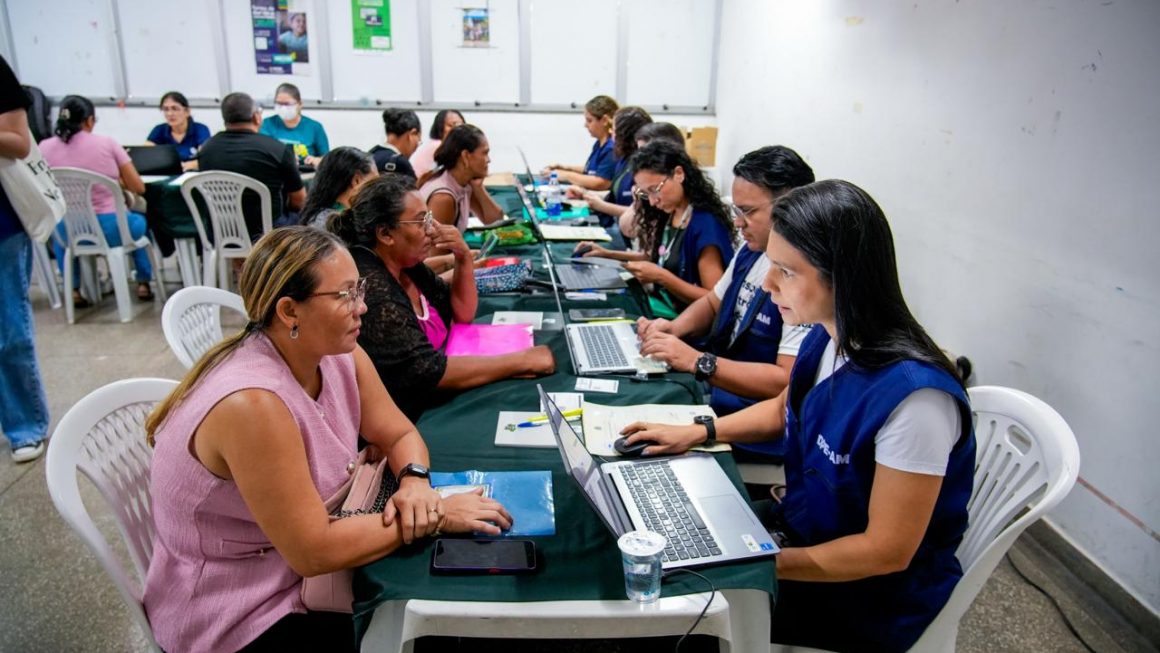 A Defensoria Pública do Amazonas (DPAM) participou da 8ª edição do “Record nos Bairros”, neste sábado (26/9), com assistência jurídica gratuita em demandas das áreas de Registros e Família. O atendimento à população aconteceu no Centro de Convivência da Família Padre Pedro Vignola, localizado na rua Gandú, nº 119, bairro Cidade Nova.