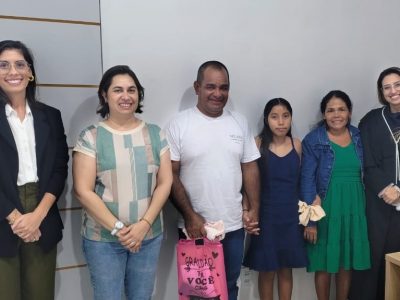 A atuação da Defensoria Pública do Amazonas (DPAM) garantiu o reconhecimento judicial dos vínculos familiares construídos ao longo de anos entre uma adolescente de 12 anos e o casal que a acolheu desde bebê. A instituição entrou com o pedido de adoção em 2024, em Tonantins (a 865 quilômetros de Manaus), e, após dois anos de espera, a jovem teve o direito de formalizar legalmente a relação afetiva, durante audiência realizada no município.