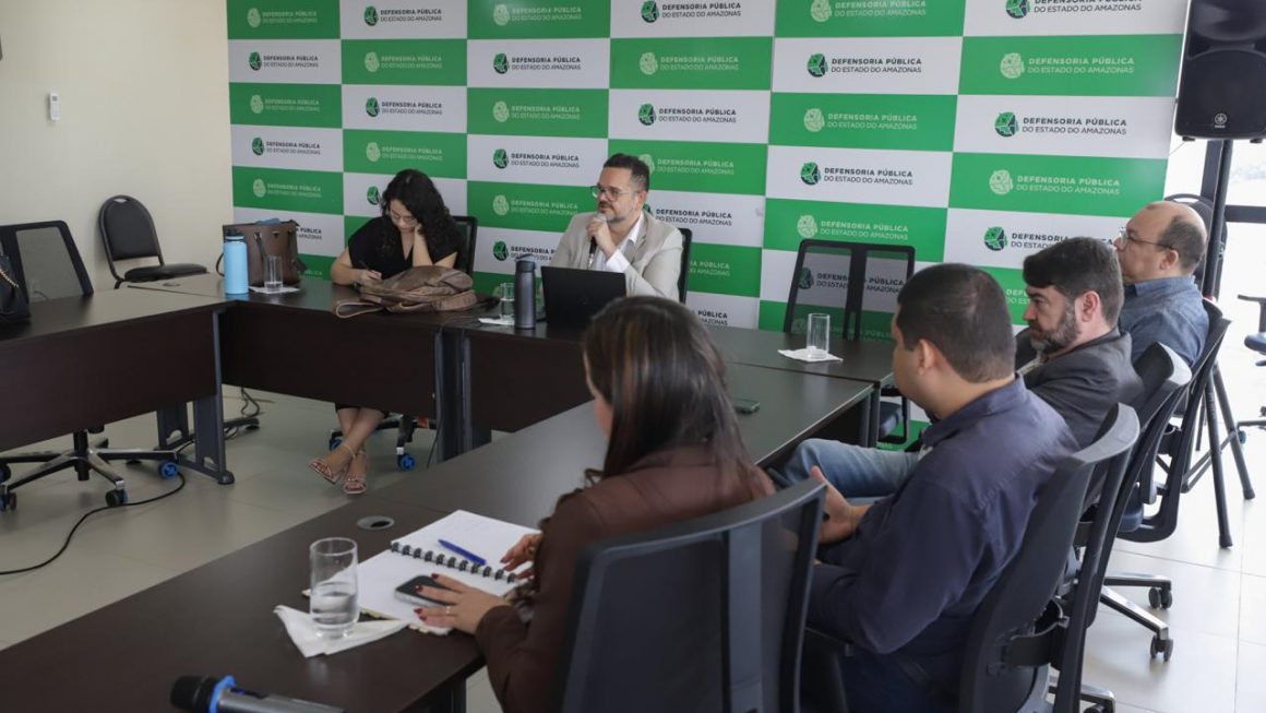 Em reunião com representantes dos principais prontos-socorros de Manaus, nesta quinta-feira (1º/10), a Defensoria Pública do Amazonas (DPAM) cobrou informações sobre o fluxo de atendimento de casos de urgência e emergência na capital. O encontro, realizado na sede da instituição, no bairro Aleixo, faz parte das apurações do Processo Coletivo que trata da retenção de macas do Serviço de Atendimento Móvel de Urgência (SAMU). A situação resultou em 2.124 atendimentos não realizados entre janeiro e setembro deste ano.