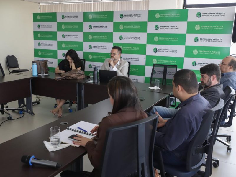 Em reunião com representantes dos principais prontos-socorros de Manaus, nesta quinta-feira (1º/10), a Defensoria Pública do Amazonas (DPAM) cobrou informações sobre o fluxo de atendimento de casos de urgência e emergência na capital. O encontro, realizado na sede da instituição, no bairro Aleixo, faz parte das apurações do Processo Coletivo que trata da retenção de macas do Serviço de Atendimento Móvel de Urgência (SAMU). A situação resultou em 2.124 atendimentos não realizados entre janeiro e setembro deste ano.
