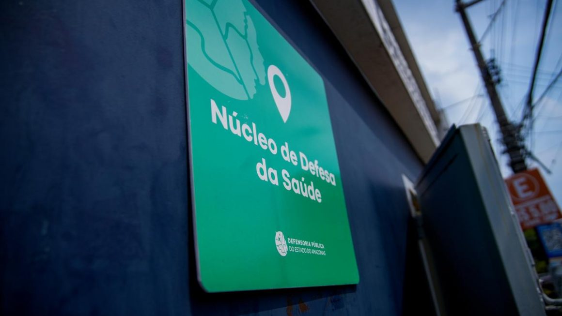 A Defensoria Pública do Amazonas (DPAM) ajuizou uma Ação Civil Pública (ACP) contra o Estado do Amazonas e a Fundação Centro de Controle de Oncologia do Estado do Amazonas (FCecon) para garantir assistência especializada a pacientes com diagnóstico ou suspeita de câncer internados em hospitais sem estrutura oncológica. Levantamento da instituição identificou, pelo menos, 23 pacientes nessa situação em unidades de saúde de Manaus. Dois deles morreram enquanto aguardavam transferência para atendimento especializado.