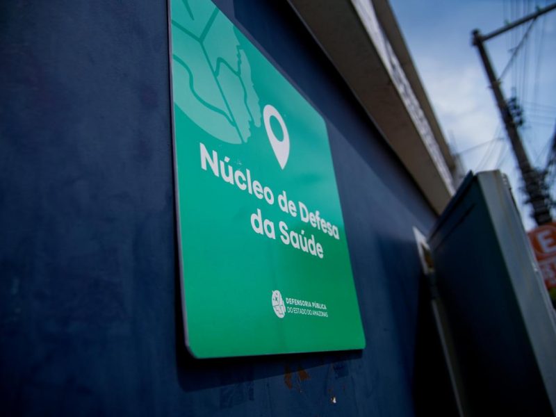 A Defensoria Pública do Amazonas (DPAM) ajuizou uma Ação Civil Pública (ACP) contra o Estado do Amazonas e a Fundação Centro de Controle de Oncologia do Estado do Amazonas (FCecon) para garantir assistência especializada a pacientes com diagnóstico ou suspeita de câncer internados em hospitais sem estrutura oncológica. Levantamento da instituição identificou, pelo menos, 23 pacientes nessa situação em unidades de saúde de Manaus. Dois deles morreram enquanto aguardavam transferência para atendimento especializado.