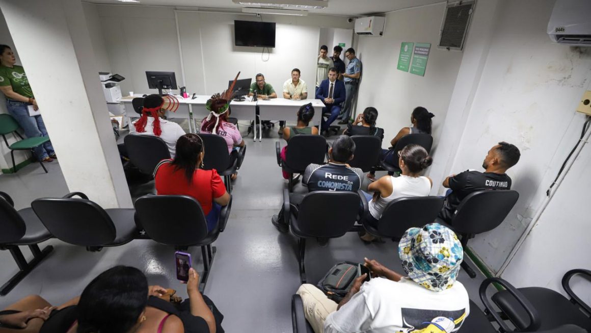 A Defensoria Pública do Amazonas (DPAM) cobrou providências do Município de Manaus para garantir alternativas de moradia para cerca de 120 famílias desabrigadas após uma operação de reintegração de posse realizada na quarta-feira (28/10), no bairro Santa Etelvina, zona norte da capital. As soluções foram cobradas durante reunião realizada nesta quinta-feira (29/10) com o procurador do Município, Thiago Calandrini, e, posteriormente, com as famílias que tiveram de deixar suas casas.