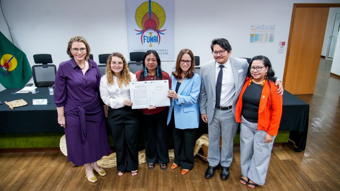 A cerimônia de assinatura do termo de cooperação técnica entre a Defensoria Pública do Amazonas (DPAM) e a União dos Povos Indígenas do Vale do Javari (Univaja), realizada nesta quarta-feira (7/10), na sede da Fundação Nacional dos Povos Indígenas (Funai), em Brasília, foi iniciada com a fala da universitária indígena do curso de Jornalismo da Universidade de Brasília (UnB), Francisca Kanamari, de 26 anos. Emocionada, a estudante relatou as dificuldades de acesso à justiça enfrentadas pelos povos indígenas e a felicidade de contar com o instrumento para facilitar esse acesso no Vale do Javari, onde nasceu. O documento tem como objetivo ampliar a assistência jurídica gratuita aos povos indígenas da região. A iniciativa prevê o atendimento a demandas como documentação civil, registros públicos e questões de Direito de Família.