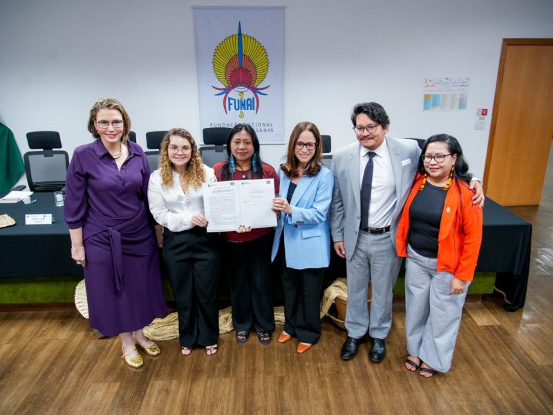 A cerimônia de assinatura do termo de cooperação técnica entre a Defensoria Pública do Amazonas (DPAM) e a União dos Povos Indígenas do Vale do Javari (Univaja), realizada nesta quarta-feira (7/10), na sede da Fundação Nacional dos Povos Indígenas (Funai), em Brasília, foi iniciada com a fala da universitária indígena do curso de Jornalismo da Universidade de Brasília (UnB), Francisca Kanamari, de 26 anos. Emocionada, a estudante relatou as dificuldades de acesso à justiça enfrentadas pelos povos indígenas e a felicidade de contar com o instrumento para facilitar esse acesso no Vale do Javari, onde nasceu. O documento tem como objetivo ampliar a assistência jurídica gratuita aos povos indígenas da região. A iniciativa prevê o atendimento a demandas como documentação civil, registros públicos e questões de Direito de Família.