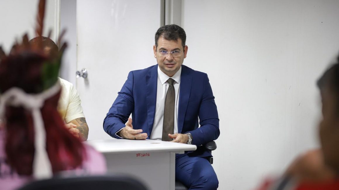A Defensoria Pública do Amazonas (DPAM) obteve três decisões judiciais que abrem caminho para a adoção de novos procedimentos no cumprimento de reintegrações de posse coletivas no estado. Nos processos relacionados a conflitos fundiários no bairro Tarumã-Açu, zona oeste de Manaus, a instituição defendeu maior participação da Comissão de Soluções Fundiárias do Tribunal de Justiça do Amazonas (TJAM) no planejamento das operações, com medidas para identificar as necessidades dos moradores, avaliar alternativas à remoção e evitar que famílias fiquem desamparadas após a desocupação.