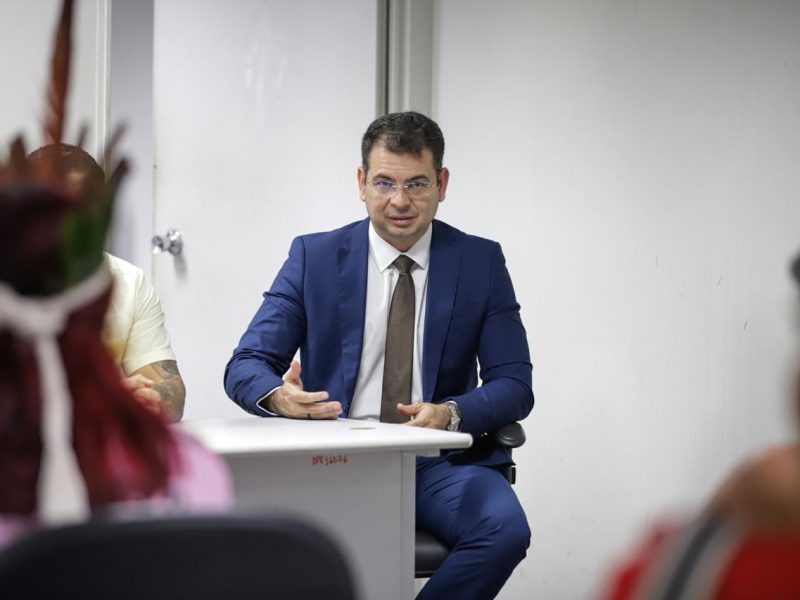 A Defensoria Pública do Amazonas (DPAM) obteve três decisões judiciais que abrem caminho para a adoção de novos procedimentos no cumprimento de reintegrações de posse coletivas no estado. Nos processos relacionados a conflitos fundiários no bairro Tarumã-Açu, zona oeste de Manaus, a instituição defendeu maior participação da Comissão de Soluções Fundiárias do Tribunal de Justiça do Amazonas (TJAM) no planejamento das operações, com medidas para identificar as necessidades dos moradores, avaliar alternativas à remoção e evitar que famílias fiquem desamparadas após a desocupação.