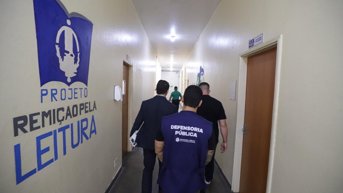 A leitura como instrumento de educação e ressocialização ganhou um novo incentivo na Unidade Prisional da Polícia Militar do Amazonas (UPPM). Nesta terça-feira (13/10), a Defensoria Pública do Amazonas (DPAM) realizou a entrega de livros que vão compor o primeiro acervo de uma biblioteca em estruturação na unidade localizada no km 8 da BR-174. A iniciativa atende a uma demanda dos 70 custodiados e integra a atuação da instituição no acompanhamento das pessoas privadas de liberdade e na promoção de direitos previstos na Lei de Execução Penal (LEP).
