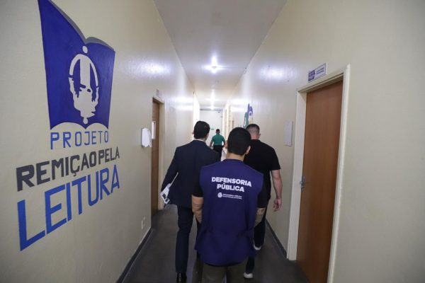 Defensoria incentiva ressocialização de custodiados com entrega de livros à unidade prisional da PM