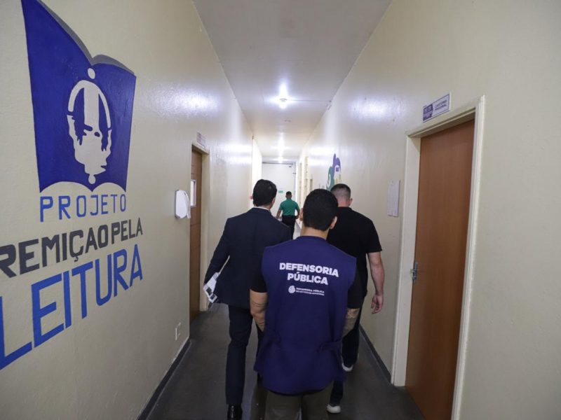 A leitura como instrumento de educação e ressocialização ganhou um novo incentivo na Unidade Prisional da Polícia Militar do Amazonas (UPPM). Nesta terça-feira (13/10), a Defensoria Pública do Amazonas (DPAM) realizou a entrega de livros que vão compor o primeiro acervo de uma biblioteca em estruturação na unidade localizada no km 8 da BR-174. A iniciativa atende a uma demanda dos 70 custodiados e integra a atuação da instituição no acompanhamento das pessoas privadas de liberdade e na promoção de direitos previstos na Lei de Execução Penal (LEP).