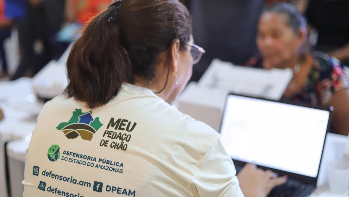 A Defensoria Pública do Amazonas (DPAM) realizará, nos dias 7 e 8 de outubro, em Manacapuru, na Região Metropolitana de Manaus, uma ação especializada de regularização fundiária voltada a famílias de pessoas com Transtorno do Espectro Autista (TEA). A iniciativa oferecerá orientação jurídica e encaminhamentos por meio dos projetos Meu Pedaço de Chão – Da Ocupação à Titulação e Casa Azul Reurb, desenvolvidos para ampliar o acesso ao direito à moradia.