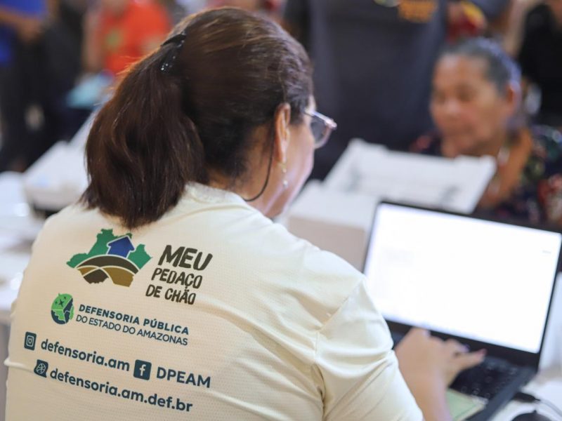 A Defensoria Pública do Amazonas (DPAM) realizará, nos dias 7 e 8 de outubro, em Manacapuru, na Região Metropolitana de Manaus, uma ação especializada de regularização fundiária voltada a famílias de pessoas com Transtorno do Espectro Autista (TEA). A iniciativa oferecerá orientação jurídica e encaminhamentos por meio dos projetos Meu Pedaço de Chão – Da Ocupação à Titulação e Casa Azul Reurb, desenvolvidos para ampliar o acesso ao direito à moradia.