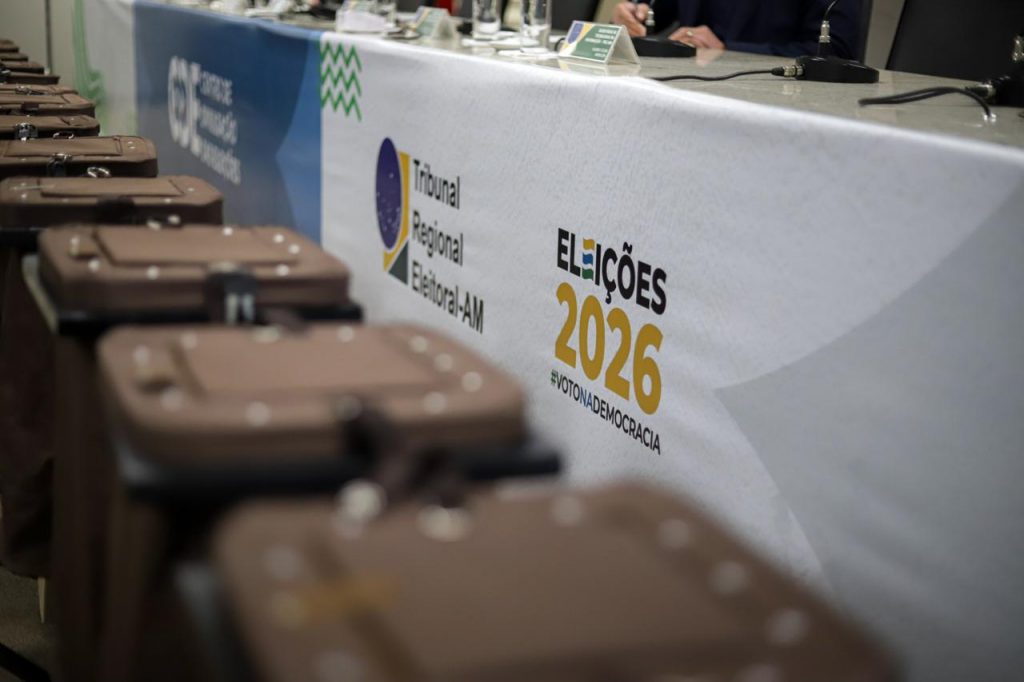 A Defensoria Pública do Amazonas (DPAM) participou dos procedimentos de auditoria das urnas eletrônicas utilizadas nas Eleições 2026, realizados no sábado (3/10) e neste domingo (4/10), incluindo o sorteio que definiu as seções eleitorais cujos equipamentos foram submetidos aos testes. Esta foi a primeira vez que a instituição foi convidada pelo Tribunal Regional Eleitoral do Amazonas (TRE-AM) para ser uma das organizações fiscalizadoras do pleito.