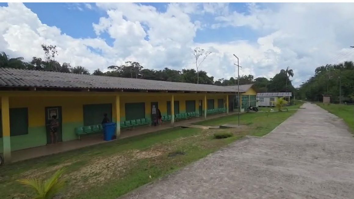 A Defensoria Pública do Amazonas (DPAM) está apurando a situação de precariedade da infraestrutura escolar na comunidade tradicional do Estirão do Equador, localizada no município de Atalaia do Norte (a 1.138 quilômetros de Manaus). Para buscar esclarecimentos e providências, a instituição encaminhou um ofício à Secretaria de Estado de Educação e Desporto Escolar (Seduc), solicitando informações sobre as condições da unidade de ensino e a situação da obra de construção de uma nova escola, paralisada há mais de uma década.