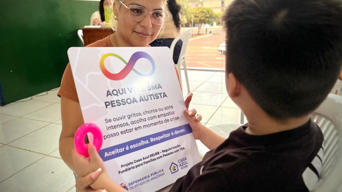 Mãe de dois meninos neurodivergentes, Eldiane Oliveira, 35, tenta regularizar os documentos da casa onde mora há pelo menos cinco anos. Mas esse objetivo só começou a se concretizar nesta quarta-feira (7/10), na primeira edição conjunta dos projetos Meu Pedaço de Chão e Casa Azul Reurb, realizada pela Defensoria Pública do Amazonas (DPAM) no município de Manacapuru, na Região Metropolitana de Manaus. A ação acontece na Secretaria Executiva de Infância e Juventude, localizada no 1º andar do Terminal Rodoviário Geraldo Margela, na Avenida Boulevard Pedro Rates, nº 443, Centro.