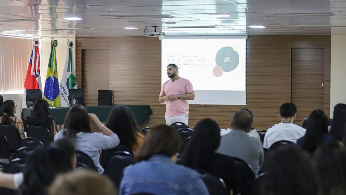 A Escola Superior da Defensoria Pública do Amazonas (Esudpam) realizou, nesta quarta-feira (28/10), o curso “Conciliação e solução extrajudicial de conflitos como ferramentas para resolutividade”, com o 1º subdefensor público-geral, Helom Nunes. O objetivo foi debater com residentes jurídicos, servidores e membros da Defensoria a importância dos meios extrajudiciais na resolução de conflitos e da construção de caminhos consensuais para atender às demandas apresentadas pelos assistidos.