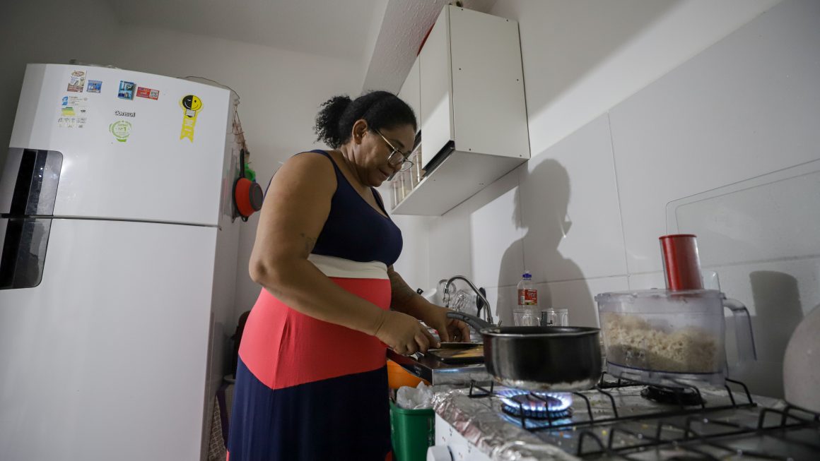 Desde agosto, Defensoria tem atuado com o projeto "Casa Acesa" nos residenciais Morar Melhor 13, 14 e 15 para incluir moradores em tarifas sociais e revisar possíveis valores abusivos nas contas de água e energia