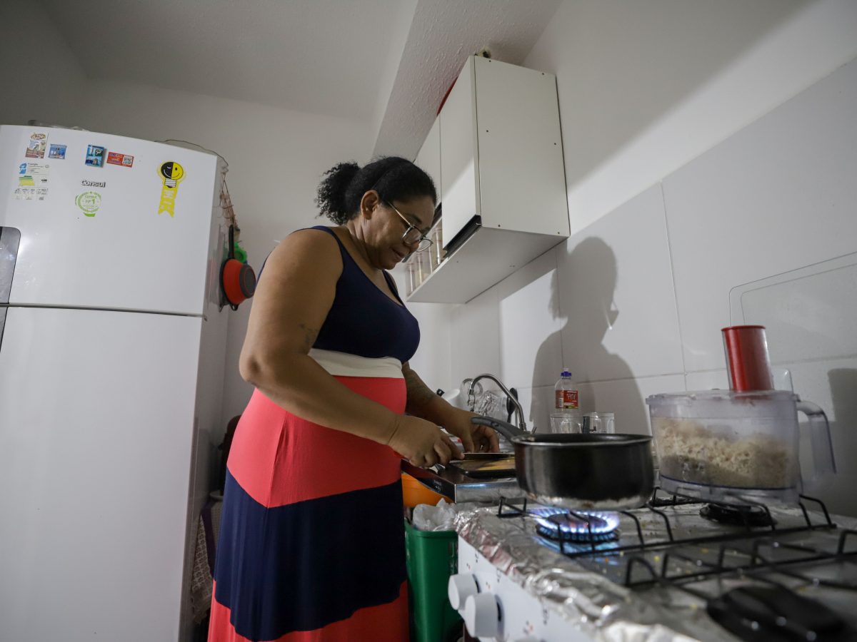 Desde agosto, Defensoria tem atuado com o projeto "Casa Acesa" nos residenciais Morar Melhor 13, 14 e 15 para incluir moradores em tarifas sociais e revisar possíveis valores abusivos nas contas de água e energia