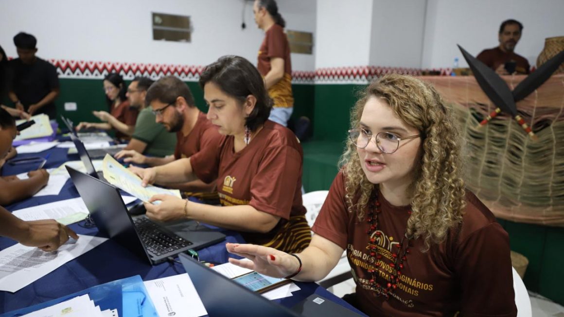 A Defensoria Pública do Amazonas (DPAM) e a União dos Povos Indígenas do Vale do Javari (Univaja) assinam, na próxima quarta-feira (7/10), em Brasília, um Termo de Cooperação Técnica que estabelece uma parceria institucional para ampliar e fortalecer o acesso à Justiça e à assistência jurídica gratuita aos povos indígenas do Vale do Javari. Com a medida, as instituições consolidam uma estratégia voltada à redução das barreiras geográficas, culturais e linguísticas enfrentadas pelas comunidades indígenas da região.