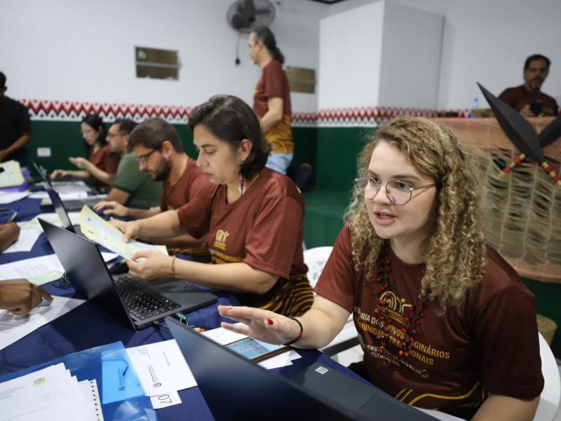 A Defensoria Pública do Amazonas (DPAM) e a União dos Povos Indígenas do Vale do Javari (Univaja) assinam, na próxima quarta-feira (7/10), em Brasília, um Termo de Cooperação Técnica que estabelece uma parceria institucional para ampliar e fortalecer o acesso à Justiça e à assistência jurídica gratuita aos povos indígenas do Vale do Javari. Com a medida, as instituições consolidam uma estratégia voltada à redução das barreiras geográficas, culturais e linguísticas enfrentadas pelas comunidades indígenas da região.