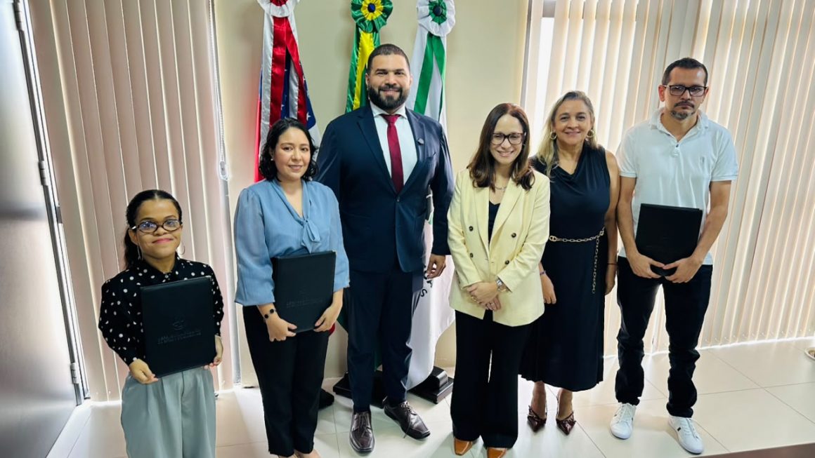 A Defensoria Pública do Amazonas (DPAM) empossou, nesta sexta-feira (2/10), três novos servidores que passam a integrar o quadro da instituição em áreas estratégicas. A cerimônia aconteceu na sede administrativa, no bairro Aleixo, na Zona Centro-Sul de Manaus.