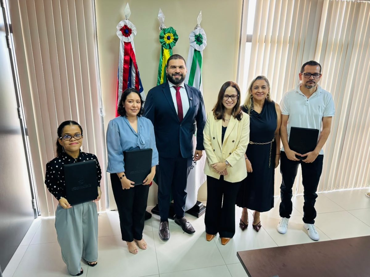 A Defensoria Pública do Amazonas (DPAM) empossou, nesta sexta-feira (2/10), três novos servidores que passam a integrar o quadro da instituição em áreas estratégicas. A cerimônia aconteceu na sede administrativa, no bairro Aleixo, na Zona Centro-Sul de Manaus.