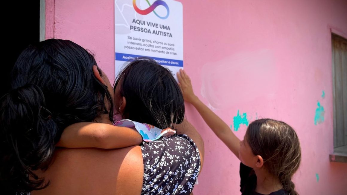 A necessidade de garantir acompanhamento médico às duas filhas, de sete e dez anos, diagnosticadas com Transtorno do Espectro Autista (TEA), levou a agricultora indígena Viviane Souza, de 33 anos, a trocar o sítio onde vivia com a família por uma casa na área urbana de Manacapuru. A mudança facilitou o acesso aos serviços de saúde, mas trouxe o desafio de regularizar a documentação do imóvel. Nesta quinta-feira (8/10), ela recebeu orientação jurídica e encaminhamentos da Defensoria Pública do Amazonas (DPAM), durante uma ação voltada à regularização fundiária de famílias com pessoas neurodivergentes.