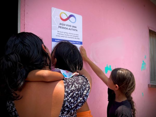 Para cuidar das filhas com TEA, mãe troca sítio por casa na cidade e busca apoio da Defensoria para regularizar imóvel