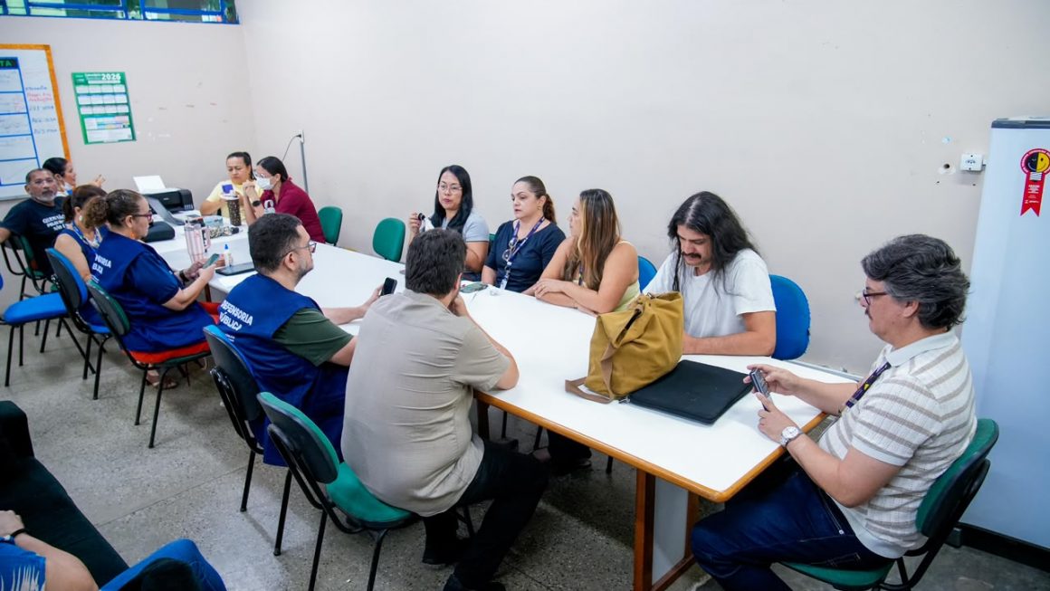 A Defensoria Pública do Amazonas (DPAM) instaurou um Procedimento Coletivo Estruturante (PCE) para investigar o número expressivo de afastamentos de profissionais da rede municipal de ensino de Manaus por questões de saúde mental. A iniciativa, do Grupo de Trabalho Intersetorial de Defesa da Educação e Cidadania (Gidec), busca dimensionar o problema, identificar possíveis fatores relacionados ao ambiente de trabalho e verificar se os profissionais da educação contam com políticas públicas adequadas de prevenção, atendimento e acompanhamento em saúde mental.