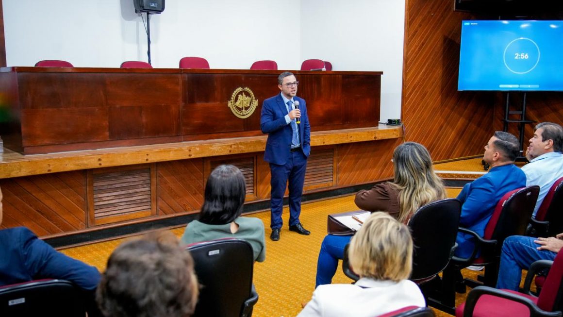 A Defensoria Pública do Amazonas (DPAM) participou, nesta sexta-feira (9/10), da audiência pública de prestação de contas do Fundo Municipal dos Direitos da Pessoa Idosa de Manaus (FMDI). A iniciativa aconteceu no auditório Gebes de Mello Medeiros, na sede do Ministério Público do Estado do Amazonas (MPAM), com o objetivo de acompanhar a aplicação dos recursos repassados às organizações da sociedade civil e o cumprimento das metas previstas para os exercícios de 2025 e 2026.
