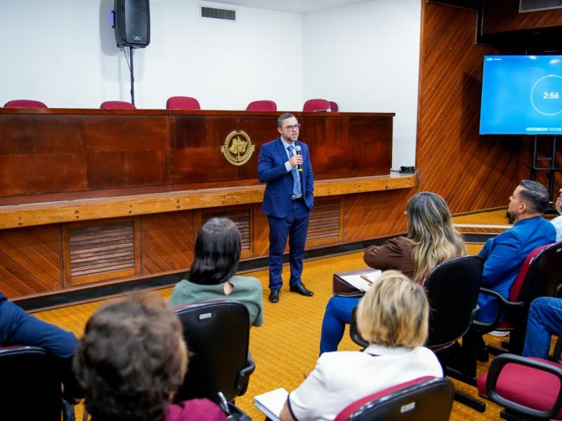 A Defensoria Pública do Amazonas (DPAM) participou, nesta sexta-feira (9/10), da audiência pública de prestação de contas do Fundo Municipal dos Direitos da Pessoa Idosa de Manaus (FMDI). A iniciativa aconteceu no auditório Gebes de Mello Medeiros, na sede do Ministério Público do Estado do Amazonas (MPAM), com o objetivo de acompanhar a aplicação dos recursos repassados às organizações da sociedade civil e o cumprimento das metas previstas para os exercícios de 2025 e 2026.
