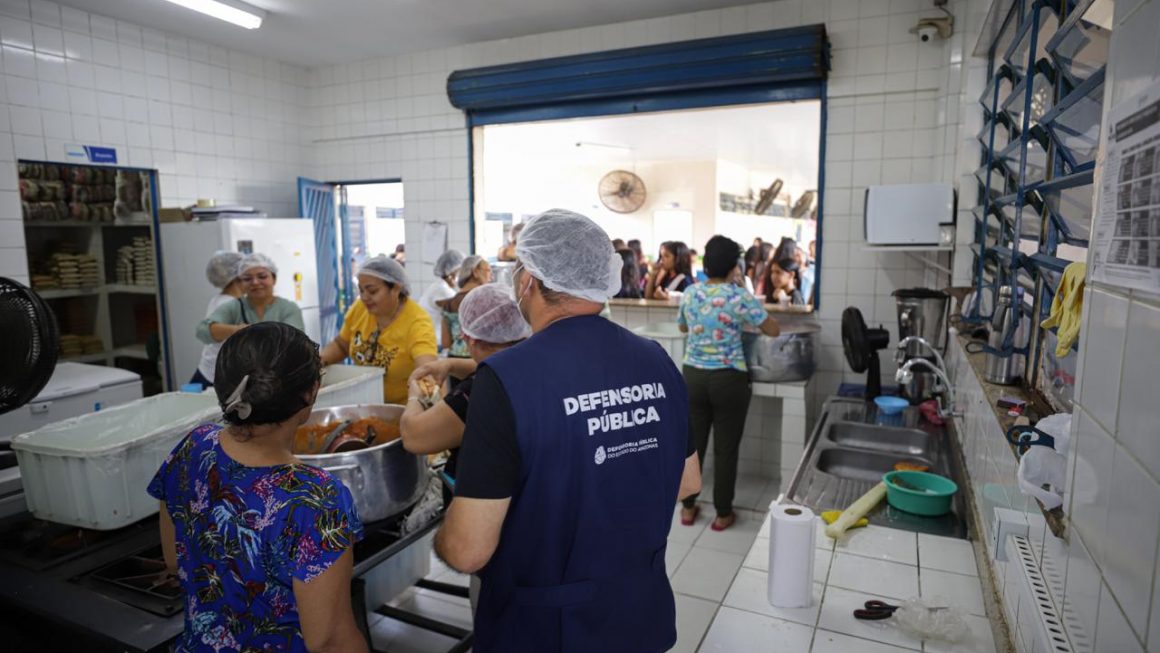 A Defensoria Pública do Amazonas (DPAM) identificou problemas no armazenamento e na utilização de materiais didáticos, além de condições inadequadas de funcionamento na Escola Estadual Samuel Benchimol, no bairro Monte das Oliveiras, Zona Norte de Manaus. A inspeção, realizada nesta sexta-feira (9/10), integra as ações de fiscalização do Grupo de Trabalho Intersetorial de Defesa da Educação e Cidadania (Gidec).