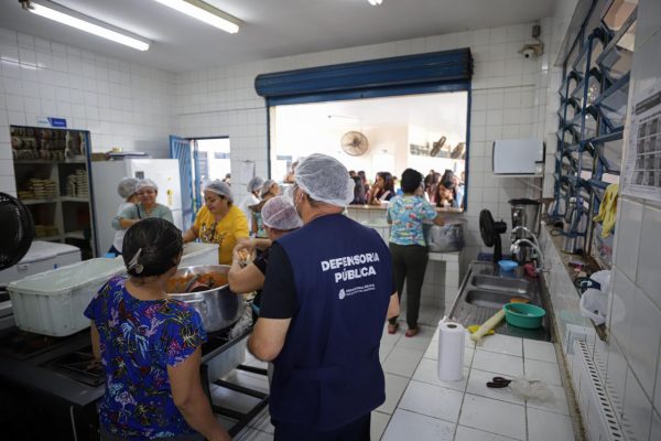 Inspeção da Defensoria aponta acúmulo de livros lacrados e falhas estruturais em escola da Zona Norte