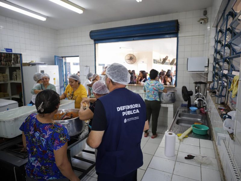 A Defensoria Pública do Amazonas (DPAM) identificou problemas no armazenamento e na utilização de materiais didáticos, além de condições inadequadas de funcionamento na Escola Estadual Samuel Benchimol, no bairro Monte das Oliveiras, Zona Norte de Manaus. A inspeção, realizada nesta sexta-feira (9/10), integra as ações de fiscalização do Grupo de Trabalho Intersetorial de Defesa da Educação e Cidadania (Gidec).
