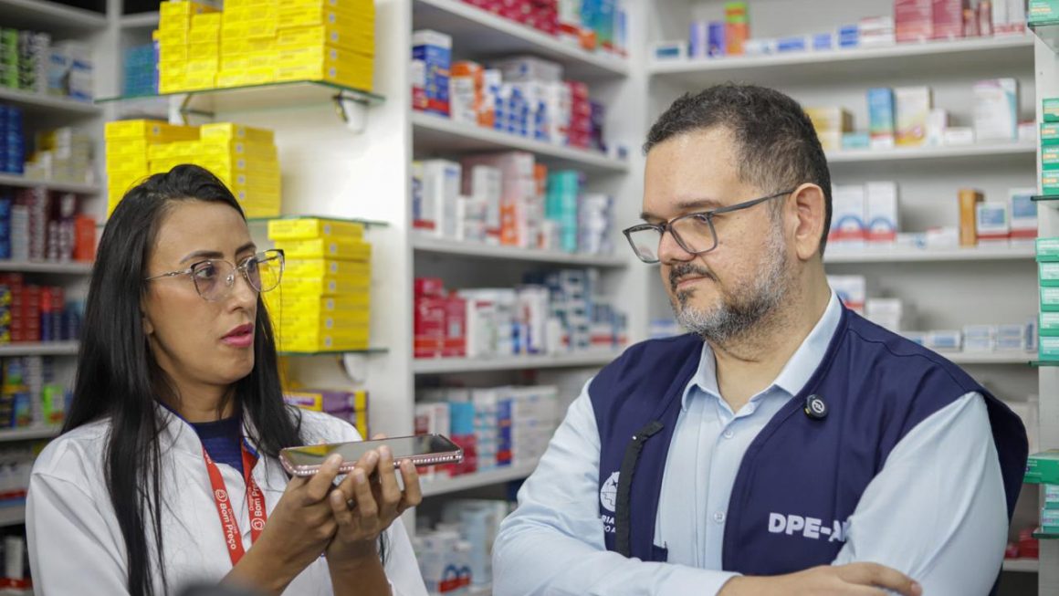 A gravação de conversas de clientes nos balcões de atendimento, sem a possibilidade de recusa, foi uma das práticas identificadas pela Defensoria Pública do Amazonas (DPAM) e pelo Serviço de Atendimento e Proteção ao Consumidor (Procon Manaus) durante fiscalização realizada nesta quarta-feira (14/10), em uma farmácia na zona leste de Manaus. A vistoria marcou o início de um cronograma de fiscalizações para verificar o cumprimento da recomendação emitida em agosto deste ano sobre o tratamento de dados pessoais de consumidores por farmácias e drogarias. A ação também busca orientar os estabelecimentos sobre possíveis irregularidades, como a exigência indevida do CPF para a concessão de descontos e a falta de transparência no uso de informações pessoais.