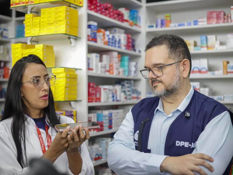 A gravação de conversas de clientes nos balcões de atendimento, sem a possibilidade de recusa, foi uma das práticas identificadas pela Defensoria Pública do Amazonas (DPAM) e pelo Serviço de Atendimento e Proteção ao Consumidor (Procon Manaus) durante fiscalização realizada nesta quarta-feira (14/10), em uma farmácia na zona leste de Manaus. A vistoria marcou o início de um cronograma de fiscalizações para verificar o cumprimento da recomendação emitida em agosto deste ano sobre o tratamento de dados pessoais de consumidores por farmácias e drogarias. A ação também busca orientar os estabelecimentos sobre possíveis irregularidades, como a exigência indevida do CPF para a concessão de descontos e a falta de transparência no uso de informações pessoais.