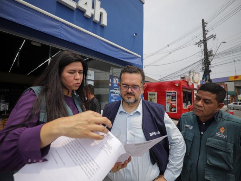 A gravação de conversas de clientes nos balcões de atendimento, sem a possibilidade de recusa, foi uma das práticas identificadas pela Defensoria Pública do Amazonas (DPAM) e pelo Serviço de Atendimento e Proteção ao Consumidor (Procon Manaus) durante fiscalização realizada nesta quarta-feira (14/10), em uma farmácia na zona leste de Manaus. A vistoria marcou o início de um cronograma de fiscalizações para verificar o cumprimento da recomendação emitida em agosto deste ano sobre o tratamento de dados pessoais de consumidores por farmácias e drogarias. A ação também busca orientar os estabelecimentos sobre possíveis irregularidades, como a exigência indevida do CPF para a concessão de descontos e a falta de transparência no uso de informações pessoais.