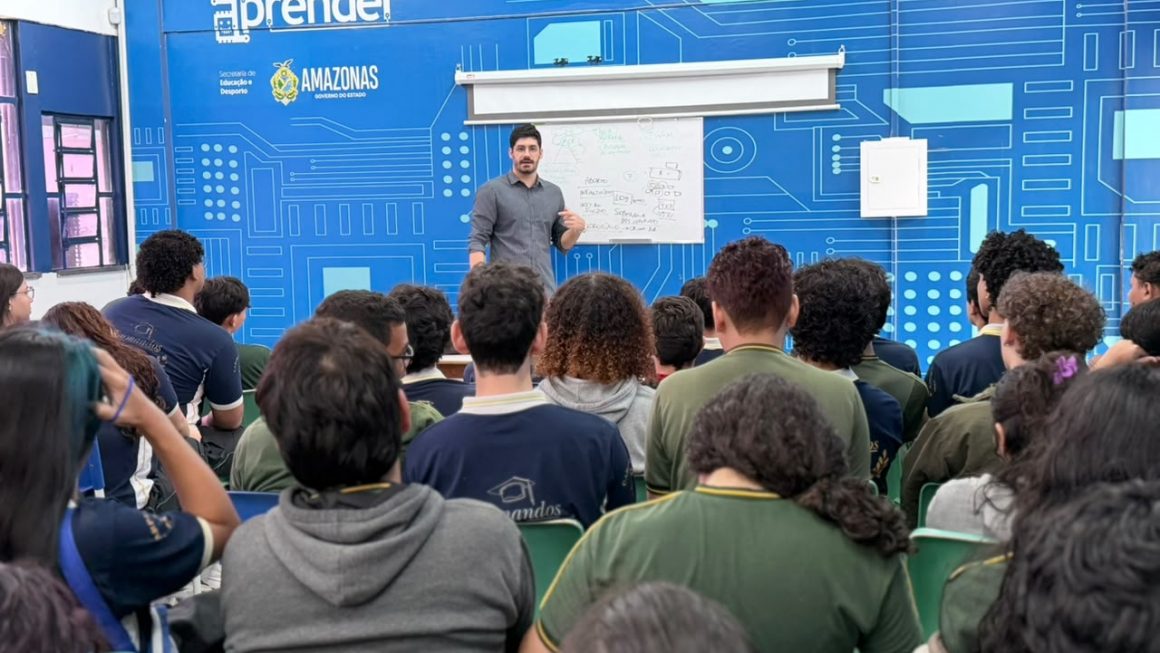 A Defensoria Pública do Amazonas (DPAM) promoveu, nesta quarta-feira (14/10), um encontro sobre direitos humanos, democracia e acesso à Justiça com estudantes do 3º ano do Ensino Médio da Escola Estadual Marcantonio Vilaça I. A atividade integrou o projeto “Puxirum de Direitos – Plenário na Escola”, que busca estimular o pensamento crítico da comunidade escolar. Durante o encontro, os alunos escolheram o tema “Bets e casas de apostas” para a próxima etapa da iniciativa, que contará com a realização de um Júri Simulado.