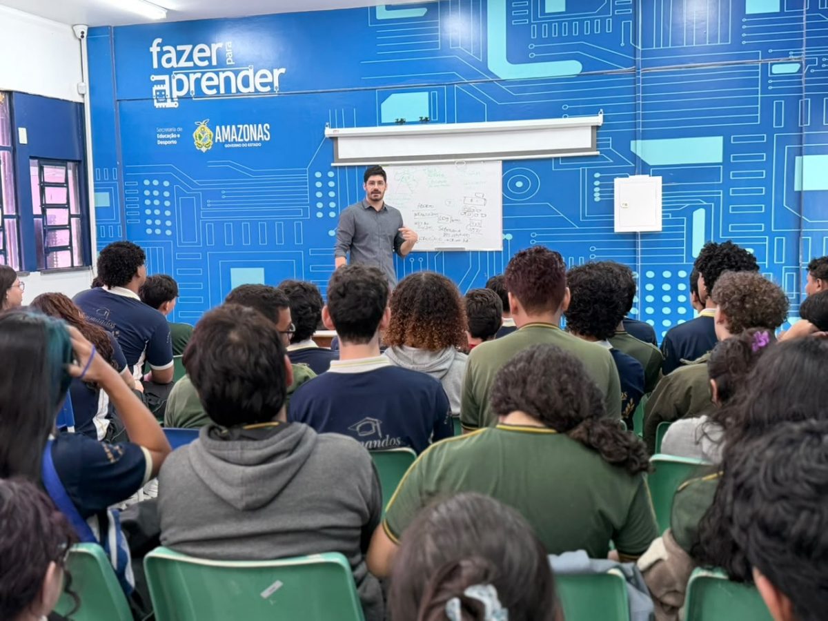 A Defensoria Pública do Amazonas (DPAM) promoveu, nesta quarta-feira (14/10), um encontro sobre direitos humanos, democracia e acesso à Justiça com estudantes do 3º ano do Ensino Médio da Escola Estadual Marcantonio Vilaça I. A atividade integrou o projeto “Puxirum de Direitos – Plenário na Escola”, que busca estimular o pensamento crítico da comunidade escolar. Durante o encontro, os alunos escolheram o tema “Bets e casas de apostas” para a próxima etapa da iniciativa, que contará com a realização de um Júri Simulado.