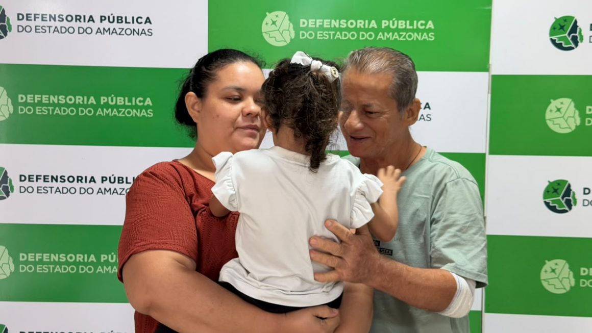 Separados desde dezembro do ano passado, Franciane Lopes, 35, e Ivaldo Silva, 66, precisaram unir esforços para enfrentar um desafio que mudou a rotina da família: cuidar da filha de três anos, que passou por sete cirurgias cardíacas em menos de seis meses em 2026. Nesta quinta-feira (15/10), por meio do projeto Filhos para Sempre, da Defensoria Pública do Amazonas (DPAM), os dois receberam orientações para organizar os cuidados com a menina e definir como será a criação da filha após o fim do relacionamento conjugal, com foco no bem-estar da criança.