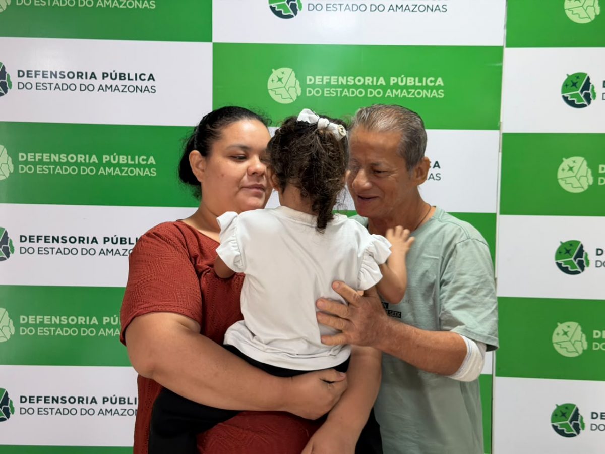 Separados desde dezembro do ano passado, Franciane Lopes, 35, e Ivaldo Silva, 66, precisaram unir esforços para enfrentar um desafio que mudou a rotina da família: cuidar da filha de três anos, que passou por sete cirurgias cardíacas em menos de seis meses em 2026. Nesta quinta-feira (15/10), por meio do projeto Filhos para Sempre, da Defensoria Pública do Amazonas (DPAM), os dois receberam orientações para organizar os cuidados com a menina e definir como será a criação da filha após o fim do relacionamento conjugal, com foco no bem-estar da criança.