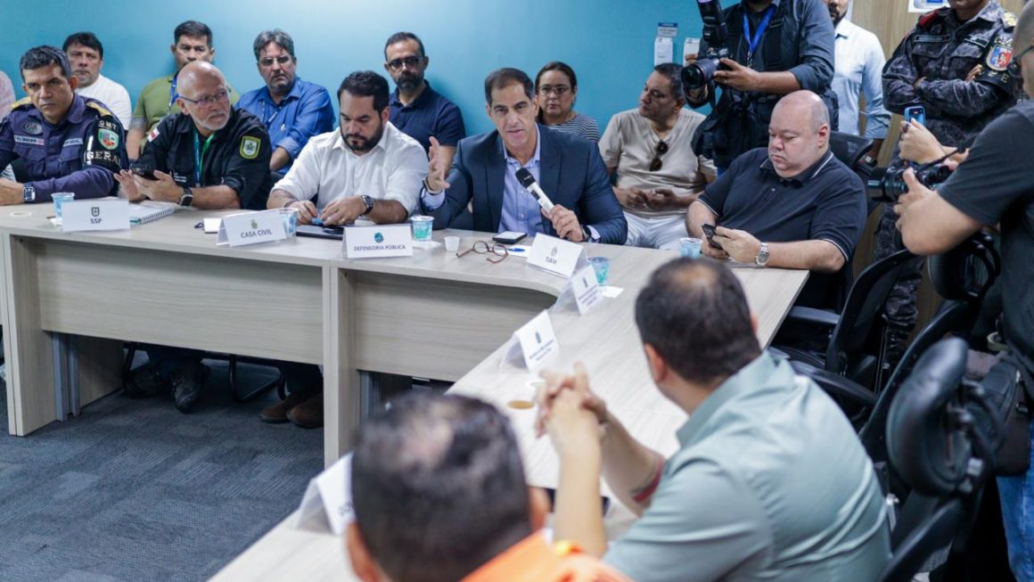 A Defensoria Pública do Amazonas (DPAM) participou, neste domingo (18/10), de uma reunião do Comitê de Enfrentamento a Eventos Climáticos e Ambientais com representantes dos governos estadual e federal para definir medidas de combate aos incêndios no Amazonas. O encontro ocorreu no Centro Integrado de Comando e Controle Regional, na zona centro-sul de Manaus, e resultou no anúncio de novas ações, entre elas a mobilização das Forças Armadas e o envio de mais cinco aeronaves para reforçar as operações.