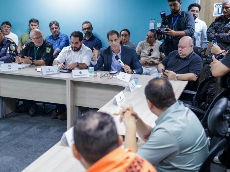 A Defensoria Pública do Amazonas (DPAM) participou, neste domingo (18/10), de uma reunião do Comitê de Enfrentamento a Eventos Climáticos e Ambientais com representantes dos governos estadual e federal para definir medidas de combate aos incêndios no Amazonas. O encontro ocorreu no Centro Integrado de Comando e Controle Regional, na zona centro-sul de Manaus, e resultou no anúncio de novas ações, entre elas a mobilização das Forças Armadas e o envio de mais cinco aeronaves para reforçar as operações.